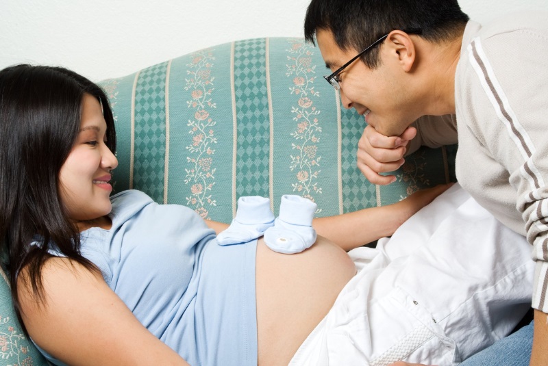 Nên giữ tâm trạng thoải mái cho vợ khi mang thai
