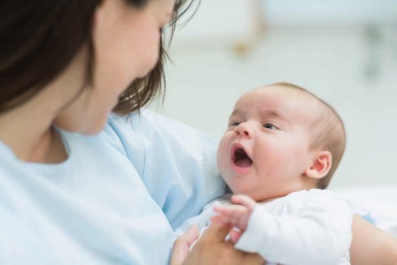 Nguyên nhân trẻ sơ sinh vừa khóc vừa ưỡn người? Lời khuyên cho bố mẹ
