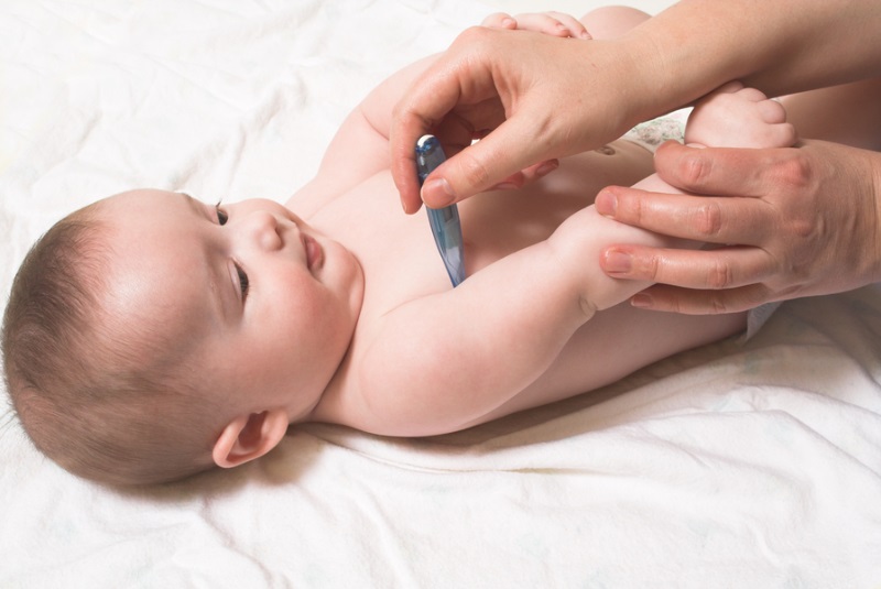 Cách đo nhiệt độ cho trẻ sơ sinh và xử lý khi trẻ bị sốt