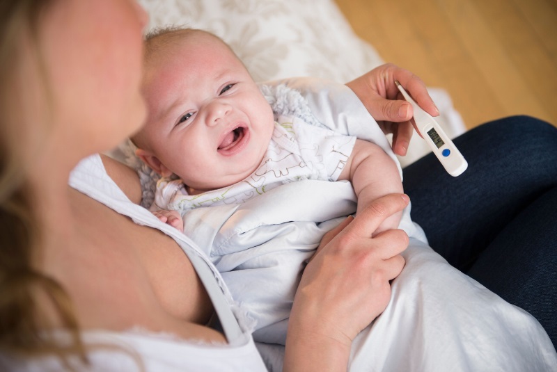 Cách xử lý khi trẻ sơ sinh bị sốt