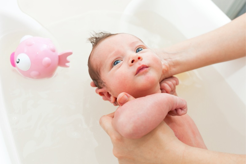 Nên tắm cho trẻ sơ sinh lúc mấy giờ thích hợp nhất