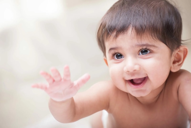 Các bước vệ sinh mắt cho trẻ sơ sinh tại nhà 