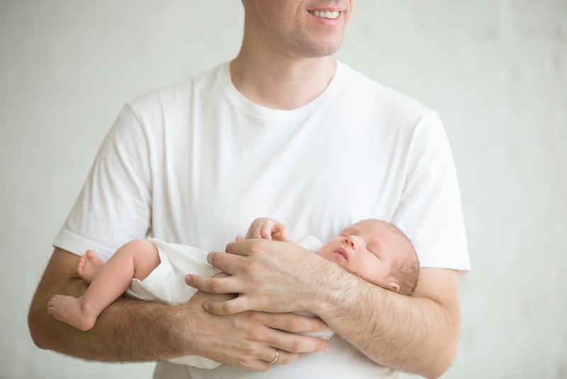 Gợi ý 7 cách ẵm bé sơ sinh đúng cách bố mẹ nên biết