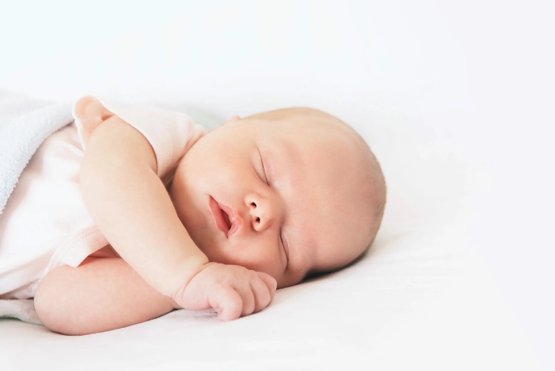 Cách đặt trẻ sơ sinh nằm ngủ nghiêng