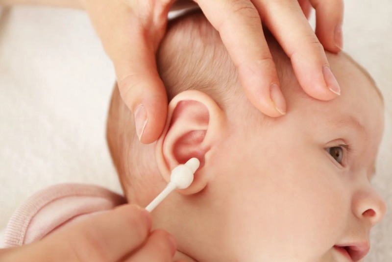 Cách vệ sinh tai cho trẻ sơ sinh đơn giản tại nhà 