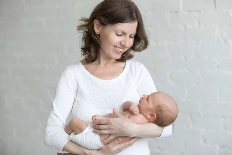 Kiểu bế ôm bóng - Cách ẵm trẻ sơ sinh được ưa chuộng