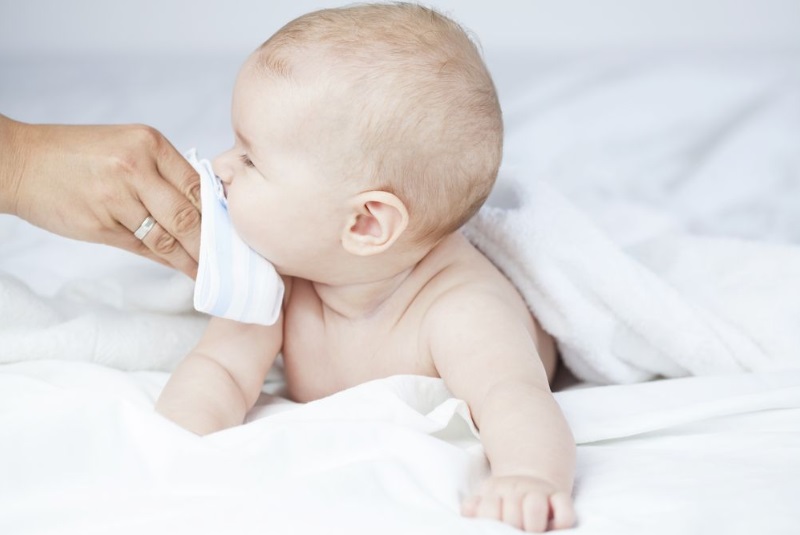 Mách mẹ cách vệ sinh mũi cho trẻ sơ sinh