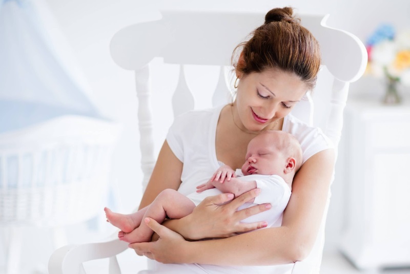 Trẻ sơ sinh cảm thấy an toàn khi được bế đúng cách 