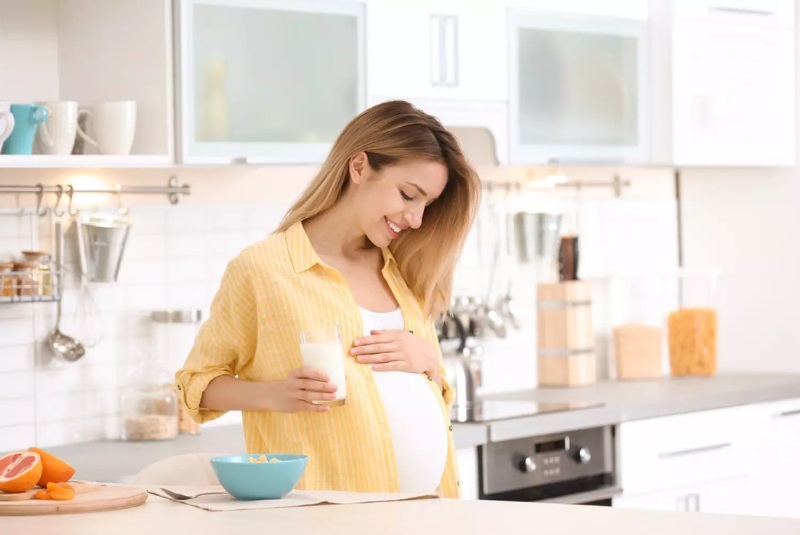 Uống sữa bầu giúp bổ sung chất dinh dưỡng thiết yếu cho thai kỳ